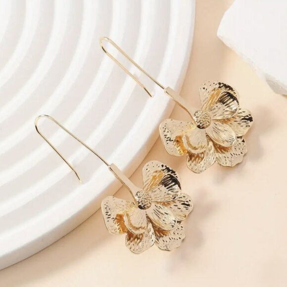 NEW Sidney Gold Flower Drop Statement Earrings - Picture 2 of 4